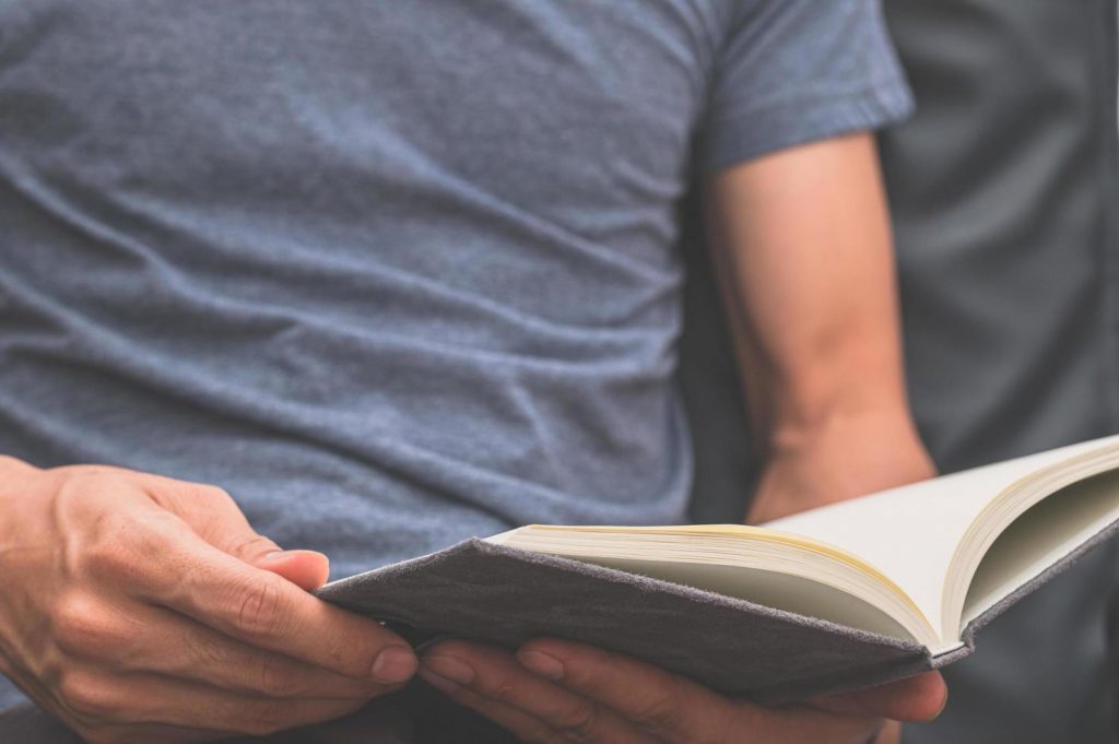 Un hombre leyendo un libro